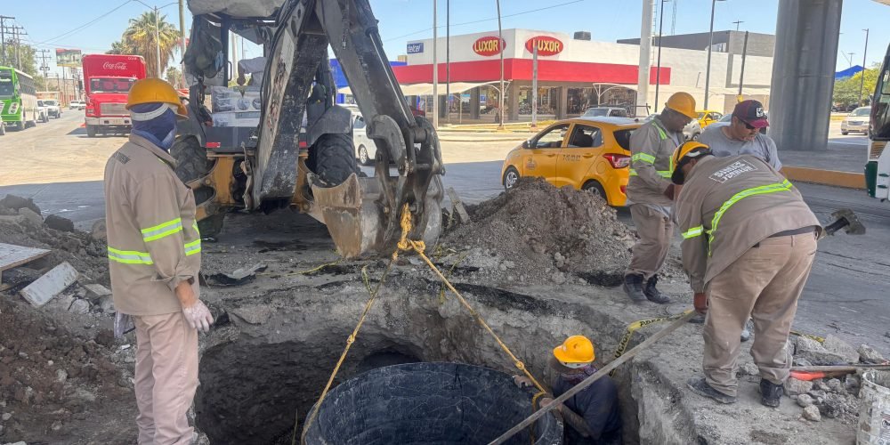 Simas Torreón trabaja en la reparación de un colector principal y en la reposición de un pozo de visita