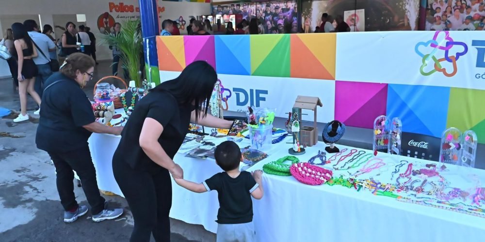 Stand de DIF en la Expoferia tiene a la venta productos hechos por los alumnos de sus centros comunitarios