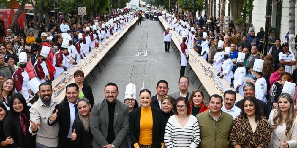 Susy Torrecillas encabeza repartición de la Mega Rosca de Reyes 2026