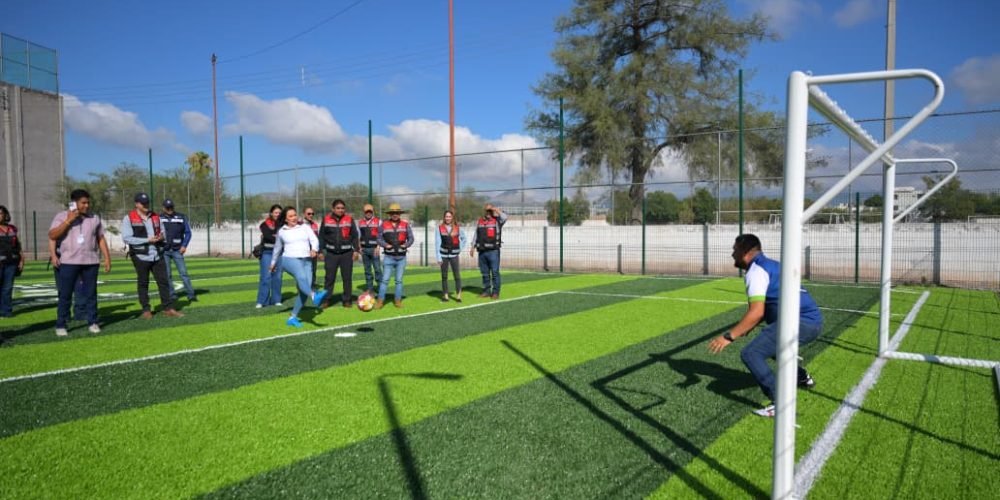 Susy Torrecillas supervisa construcción de canchas de futbol rápido