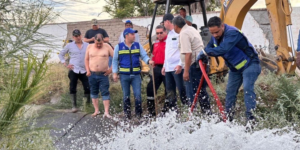 Trabajo conjunto de dependencias municipales atienden emergencia por desbordamiento de canal de riego en Ejido Vergel