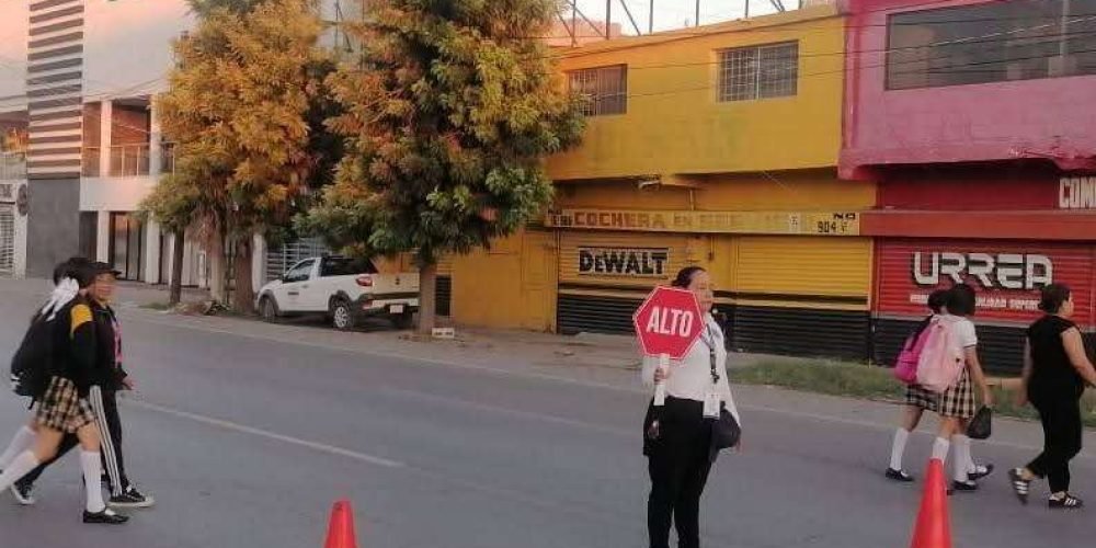 Tránsito y Vialidad refuerza presencia en cruceros de alta afluencia y zonas escolares