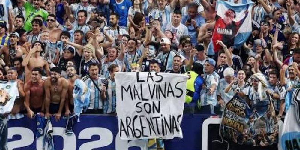 Un video viral revela cómo llegó la bandera de las Malvinas a jugadores argentinos tras victoria ante Inglaterra