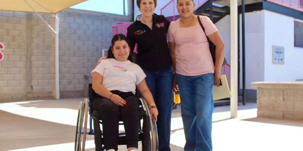 La señora Selina Bremer de Cepeda, presidenta honoraria de DIF Torreón, estuvo presente en la entrega.