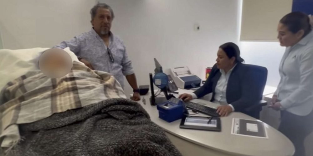 Banco obliga a adulta mayor de 96 años a acudir en camilla a sucursal
