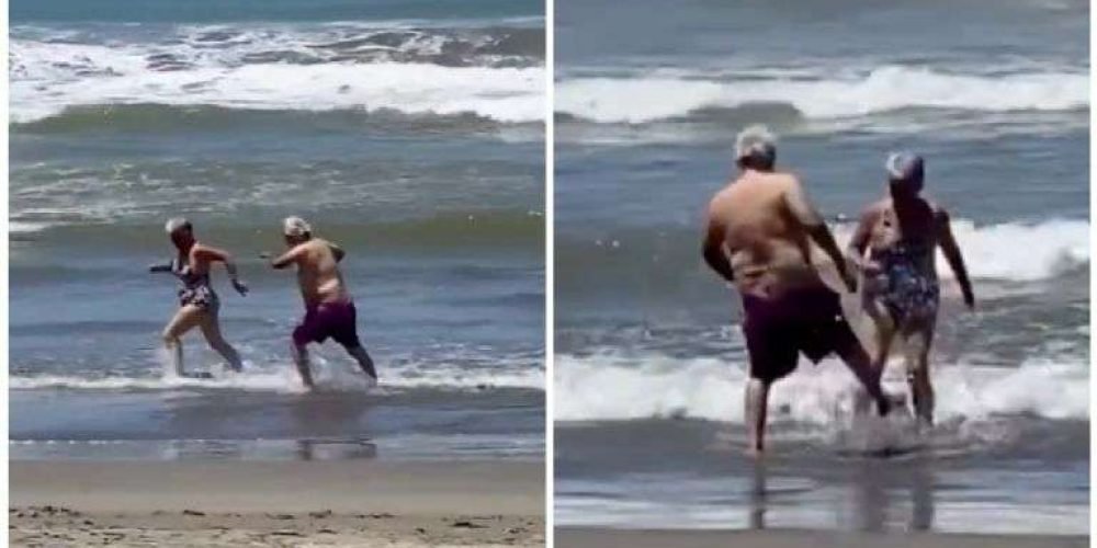 abuelitos-jugando-orilla-mar-emotivas-redes