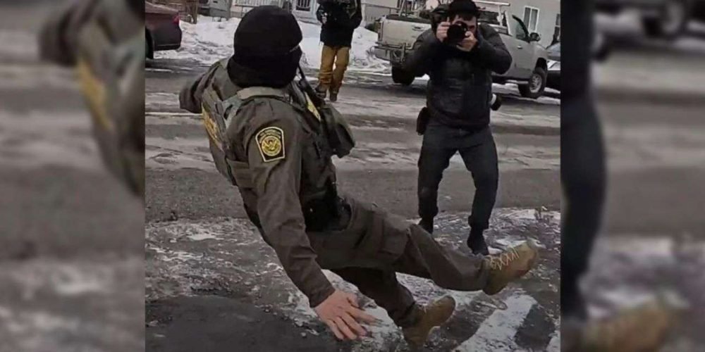 agente-ice-resbala-minnesota-desata-burlas