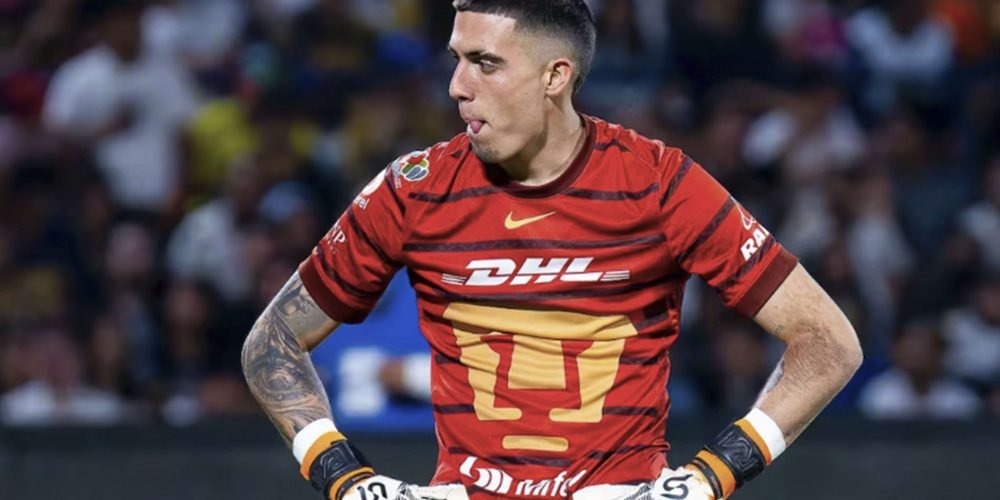Alex Padilla, portero de Pumas comete terrible error