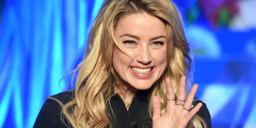 amber-heard-anuncia-que-esta-embarazada