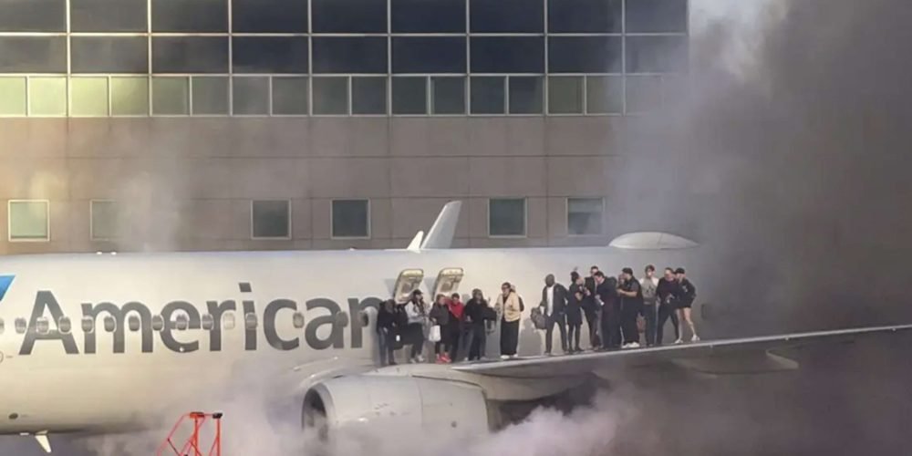 Pasajeros huyen de un avión en llamas en Denver