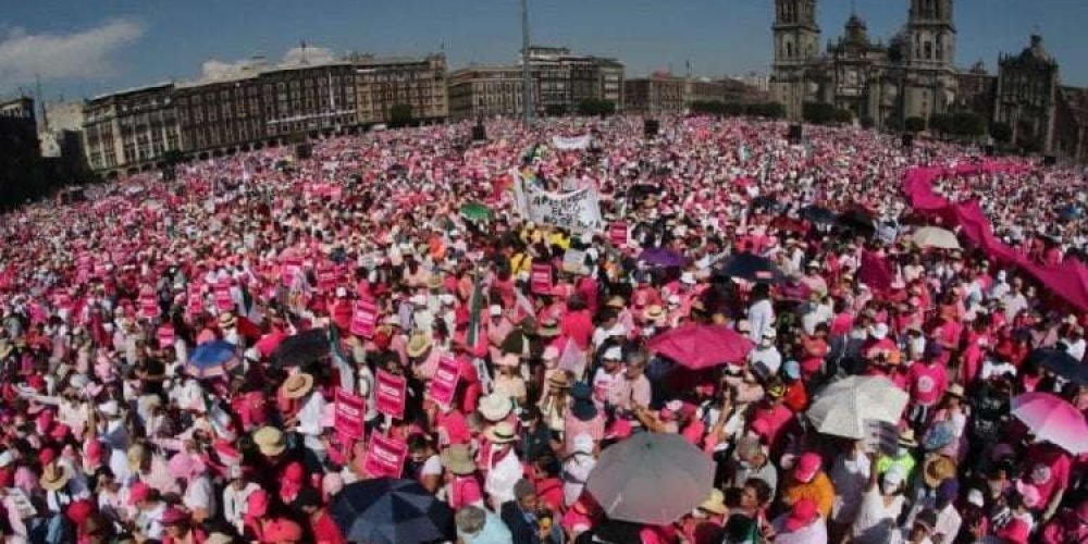 amlo-reconoce-zocalo-lleno-marea-rosa