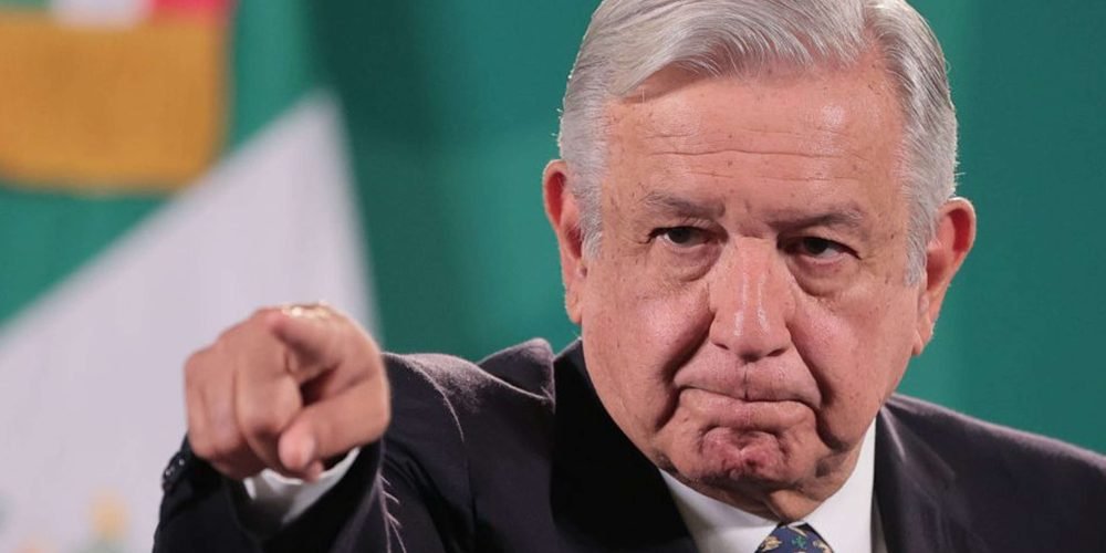 AMLO reaparece tras su retiro: vota y alaba a Sheinbaum