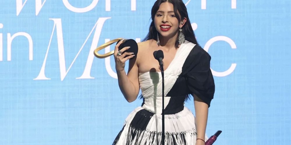 Ángela Aguilar rompe el silencio tras críticas y recibe premio en Billboard Women in Music