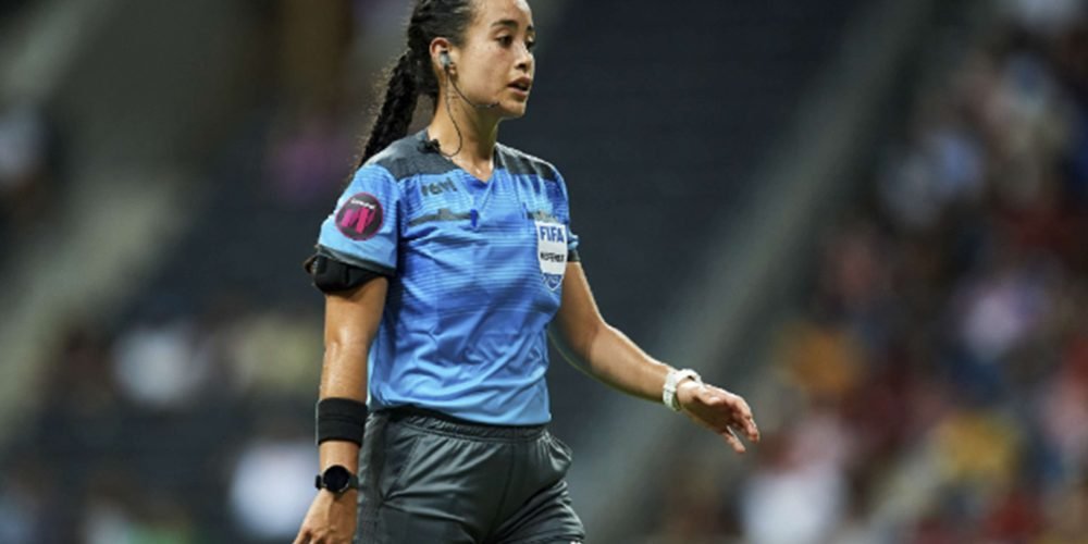 Katia Itzel hace historia al debutar en la Copa Oro varonil como árbitra central