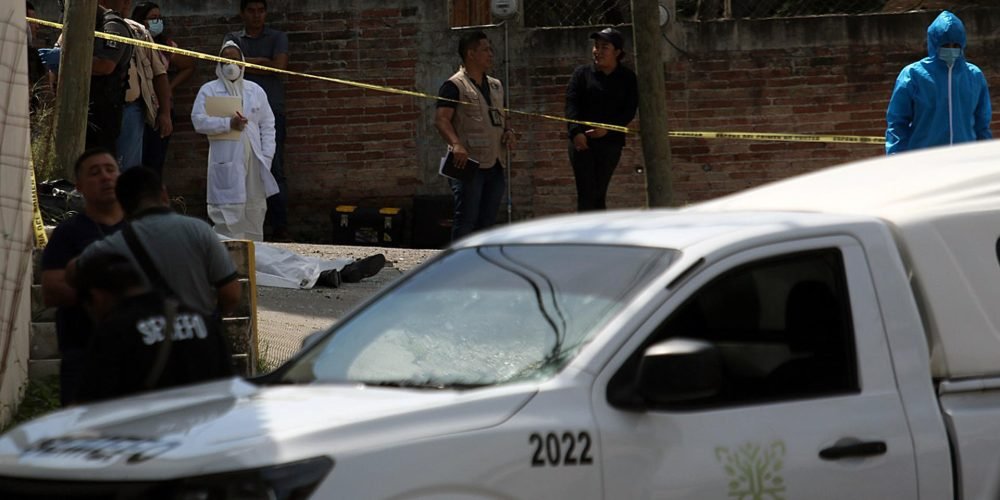 Peritos forenses trabajan en la zona donde fue asesinado el delegado de la Fiscalía General de la República (FGR) de México en el estado de Guerrero, Fernando García Fernández, el municipio de Chilpancingo (México). Imagen de archivo. EFE/José Luis de la Cruz
