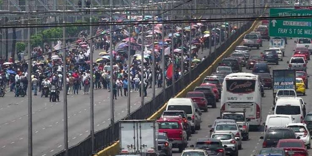 Auto particular acelera contra manifestantes de la CNTE