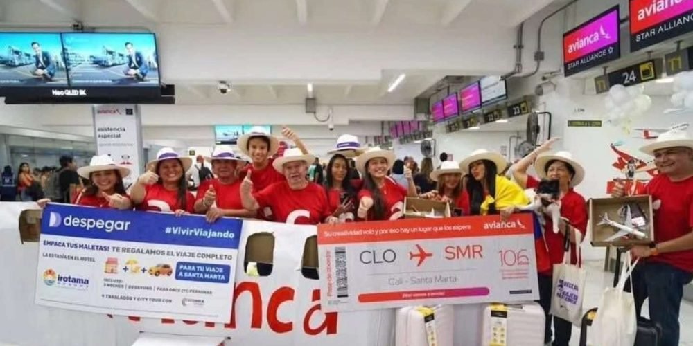 avianca-regalan-viaje-todo-pagado-familia-recorre-colonia-con-avion-de-carton