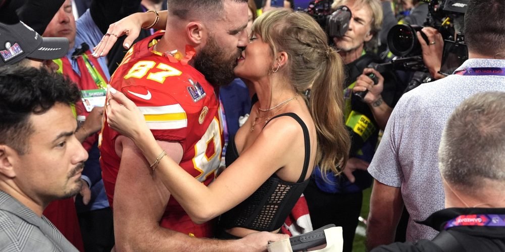 beso-taylor-swift-kelcel-campeon-super-bowl-2024