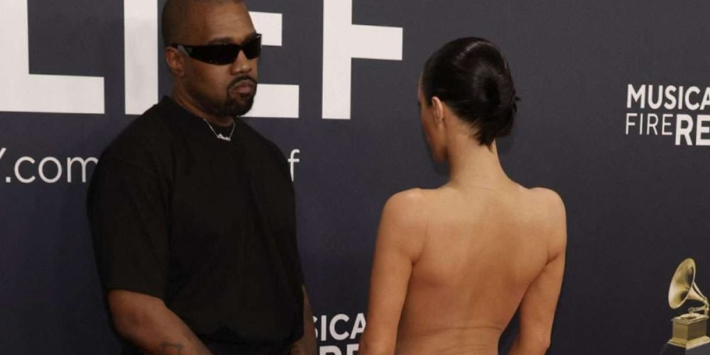 bianca-censori-impacta-en-los-grammy-con-un-vestido-transparente