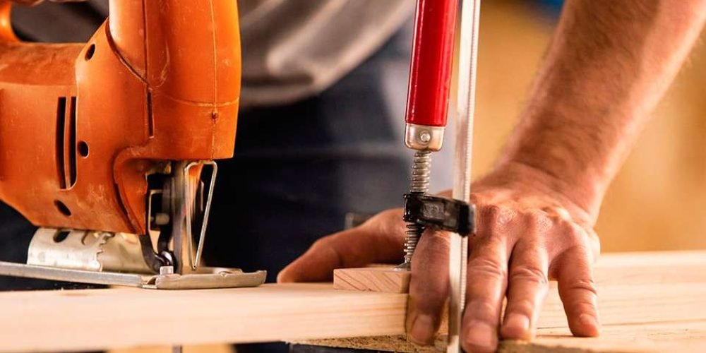 cae-viga-de-madera-y-mata-a-trabajador