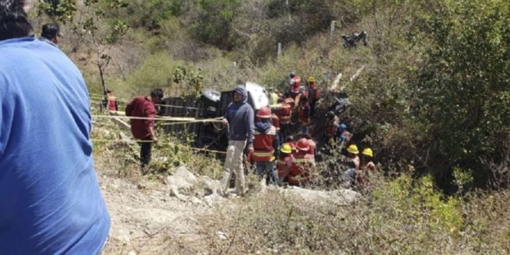 ¡Tragedia en Oaxaca! Volcadura de autobús deja 18 fallecidos