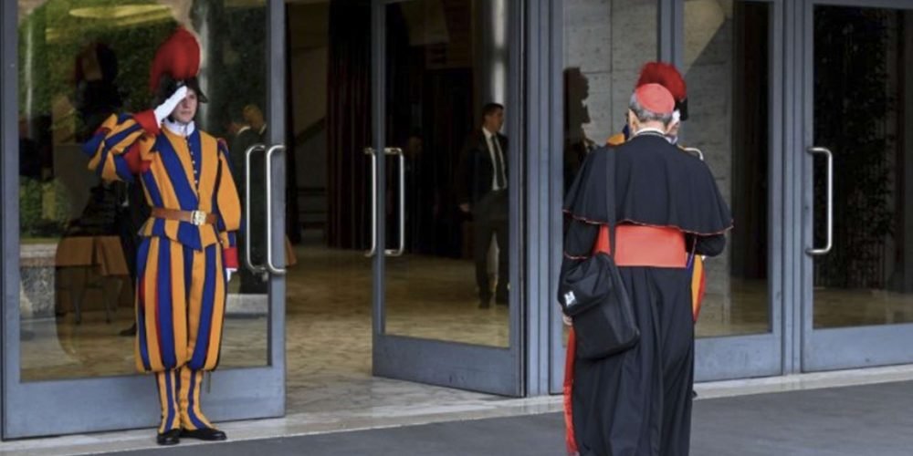 El cardenal Giovanni Becciu no entrará en el Cónclave