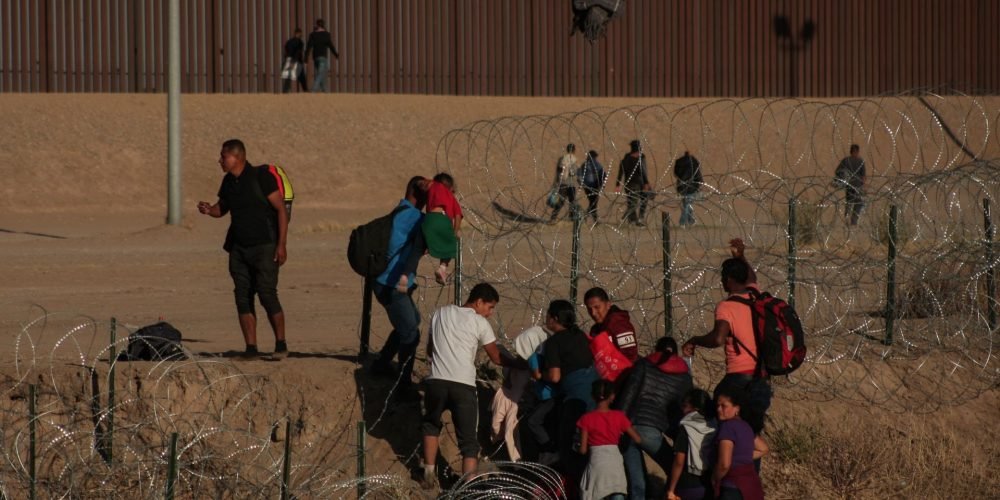 CIUDAD JUÁREZ, CHIHUAHUA, 06MAYO2023.- Migrantes de diversas nacionalidades cruzan la frontera entre Estados Unidos y México en Ciudad Juárez.
FOTO: JUAN ORTEGA/CUARTOSCURO.COM