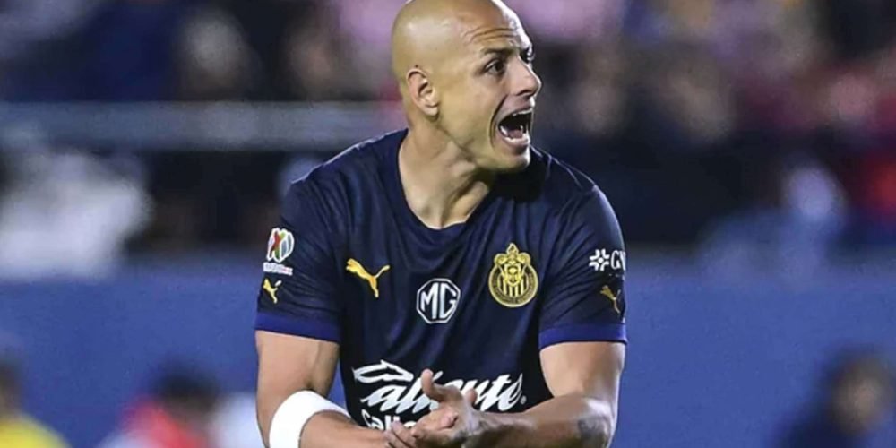 Chicharito marca su primer gol con Chivas y su festejo desata una polémica