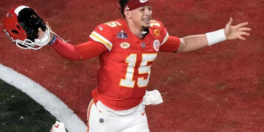chiefs-reestructura-contrato-mahomes-ahorra-350-millones