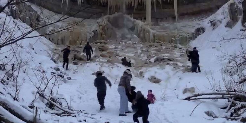 colapsa-cascada-congelada-casi-aplasta-turistas