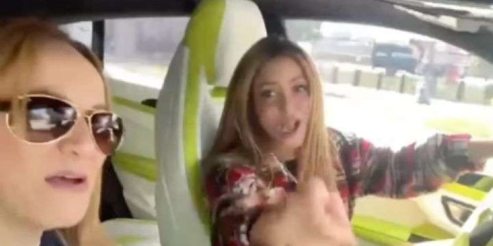 critican-shakira-conducir-sin-mirar-en-vivo