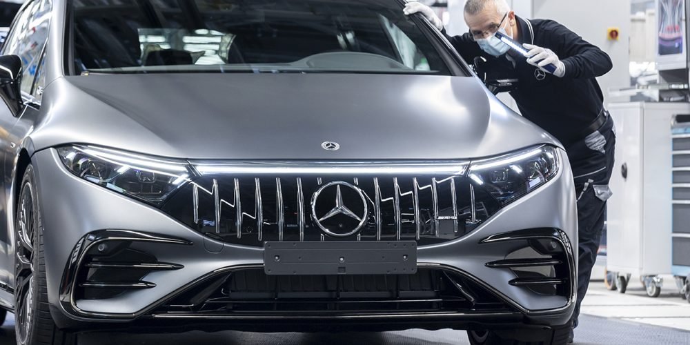 In der Factory 56 im Mercedes-Benz Werk Sindelfingen rollt ab sofort die Elektro-Limousine Mercedes-AMG EQS 53 4MATIC+ (Stromverbrauch kombiniert (WLTP*): 23,4–21,1 kWh/100 km, CO2-Emissionen kombiniert: 0 g/km, elektrische Reichweite WLTP: 529-586 km) vom Band. *Stromverbrauch und Reichweite wurden auf Grundlage der VO 2017/1151/EU ermittelt.;Stromverbrauch kombiniert (WLTP*): 23,4–21,1 kWh/100 km, CO2-Emissionen kombiniert: 0 g/km, elektrische Reichweite WLTP: 529-586 km*

The Mercedes-AMG EQS 53 4MATIC+ (combined electrical consumption (WLTP*): 23,4–21,1 kWh/100 km, combined CO2 emissions: 0 g/km, electric range WLTP: 529-586 km) electric sedan starts to leave the production line at Factory 56 in the Mercedes-Benz Sindelfingen plant. * Power consumption and range were determined on the basis of Regulation 2017/1151/EU.;Combined electrical consumption (WLTP*): 23,4–21,1 kWh/100 km, combined CO2 emissions: 0 g/km, electric range WLTP: 529-586 km*