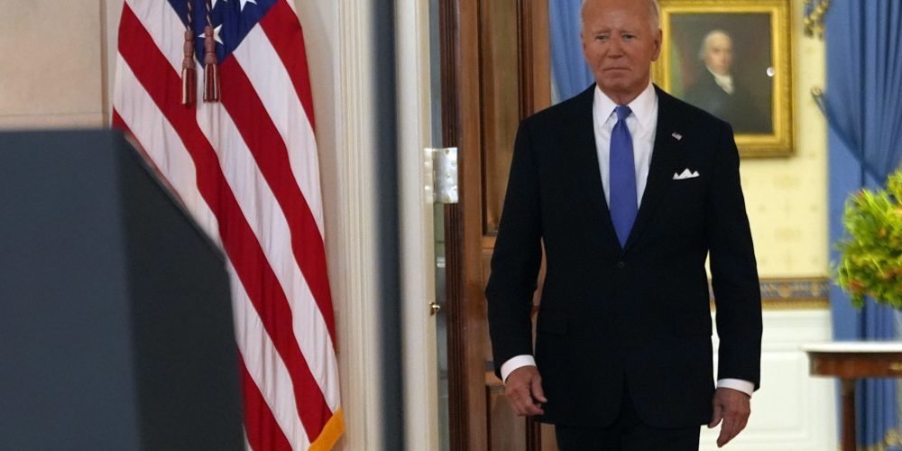El presidente Joe Biden llega para hablar en el Cross Hall de la Casa Blanca, el lunes 1 de julio de 2024, en Washington. (AP Foto/Jacquelyn Martin)