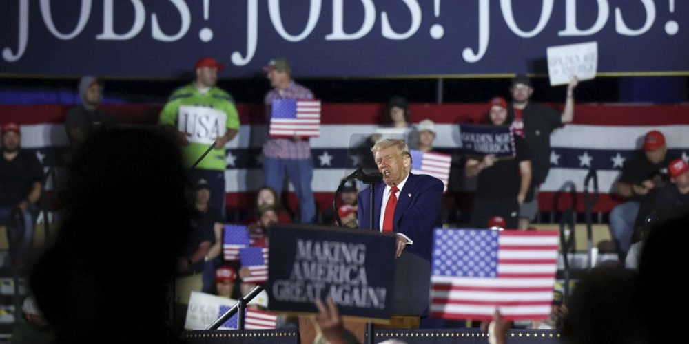 Donald Trump celebra 100 días de gobierno rodeado de sus simpatizantes