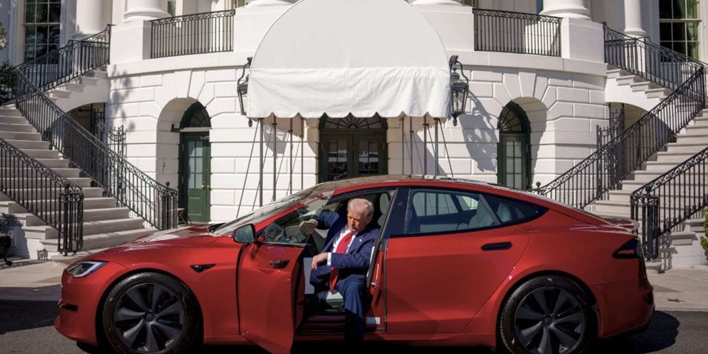 Trump propone enviar a El Salvador a quienes vandalicen autos Tesla