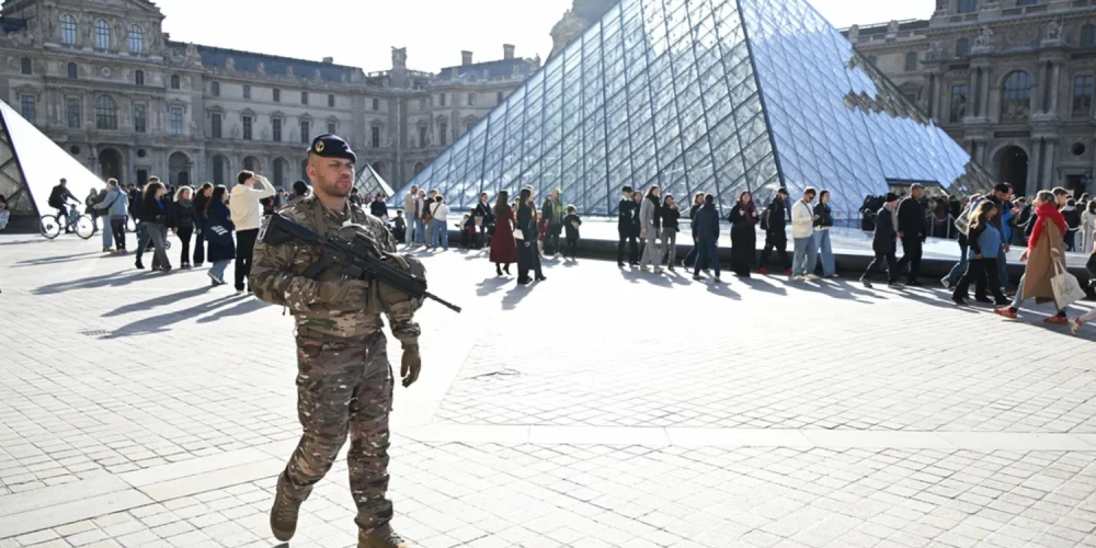 dos-nuevos-detenidos-robo-joyas-museo-louvre-paris