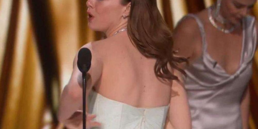emma-stone-rompio-vestido-premios-oscar-2024