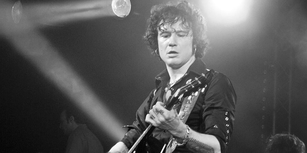 Enrique Bunbury causa polémica al arrebatar celulares durante su show
