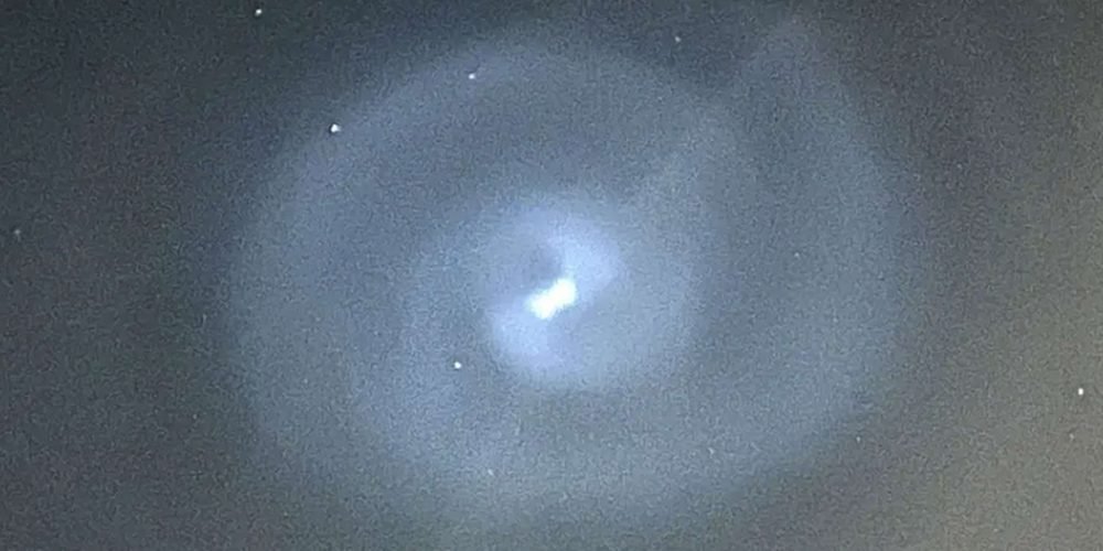 La verdad detrás de la espiral azul en el cielo europeo