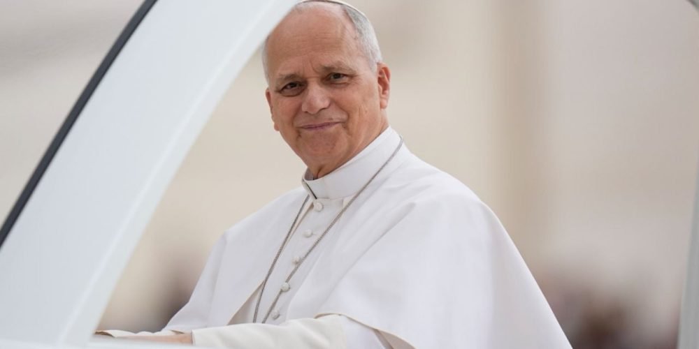 Papa León XIV reza