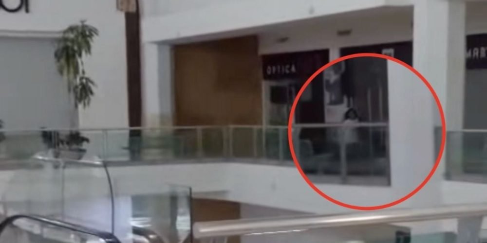 niña fantasma centro comercial