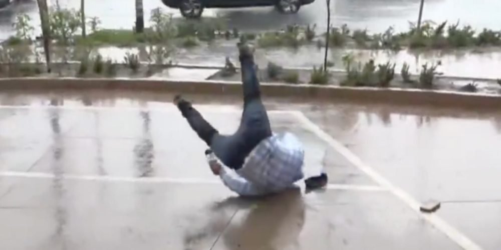 caída reportero en vivo