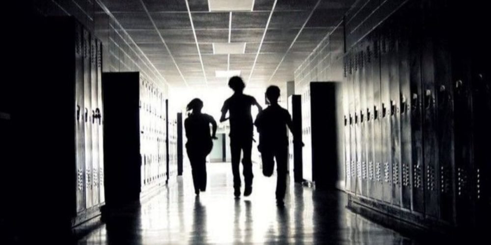 voces niños escuela vacía