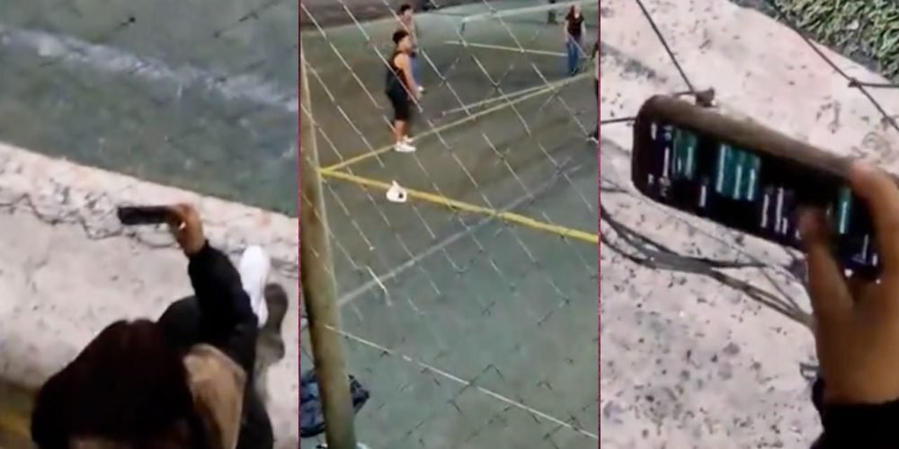 Chica revisando celular futbol