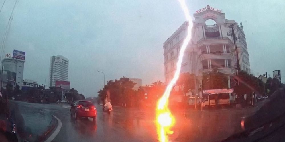 rayo impacta motociclista