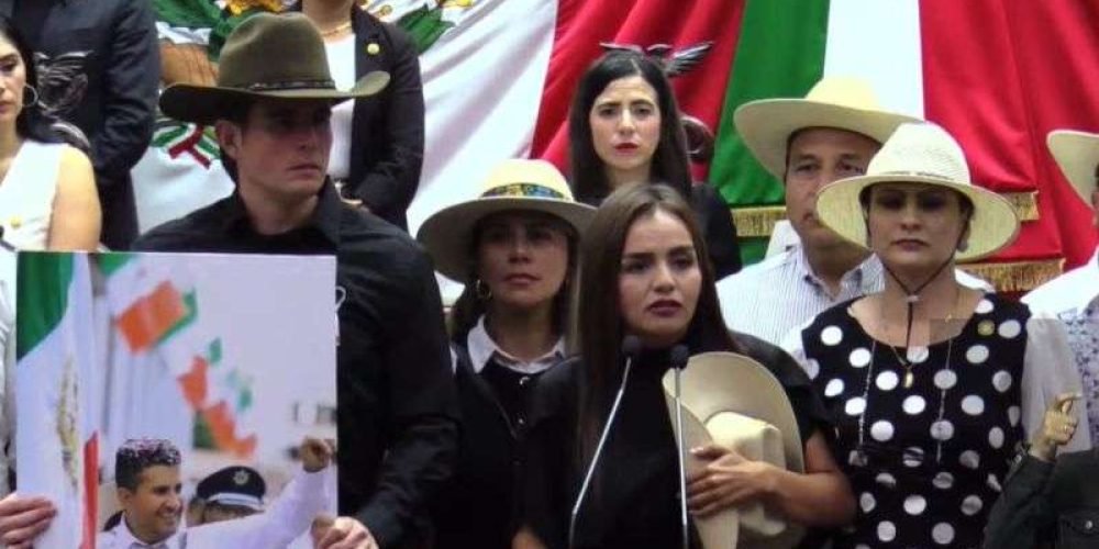 grecia-quiroz-toma-protesta-alcaldesa-uruapan-michoacan-viuda-carlos-manzo