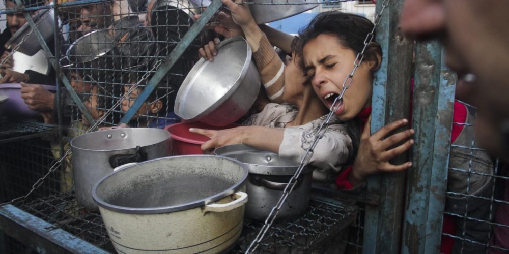 Palestinos hacen fila para recibir alimentos gratis en el campamento de refugiados de Jabaliya, el lunes 18 de marzo de 2024, en la Franja de Gaza. (AP Foto/Mahmoud Essa)