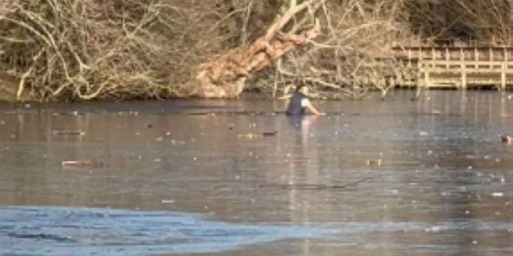 hombre-cae-agua-congelada-rescata-a-su-perro