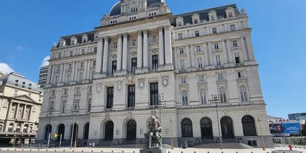 hombre-se-lanza-ventana-descubierto-espiaba-menores-palacio-argentina
