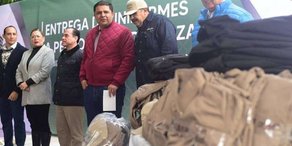 homero martinez Entrega uniformes a empleados sindicalizados del SAPAL